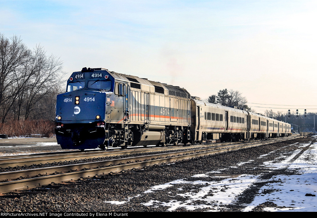 MNCR 4914 on train 1211